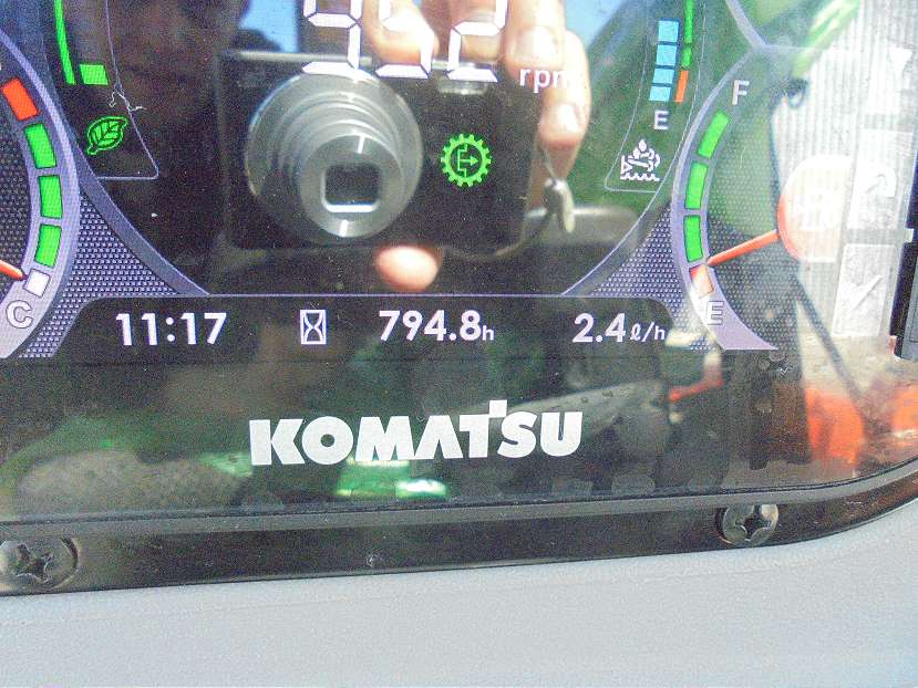 KOMATSU WB 93 R-8 - 10